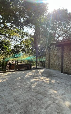 Casa à venda com 250m², 5 quartos e 2 vagas Casa à venda com 250m², 5 quartos e 2 vagasSacada