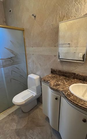 Casa à venda com 250m², 5 quartos e 2 vagas Casa à venda com 250m², 5 quartos e 2 vagasBanheiro