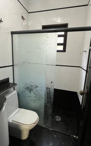 Casa à venda com 250m², 5 quartos e 2 vagas Casa à venda com 250m², 5 quartos e 2 vagasBanheiro