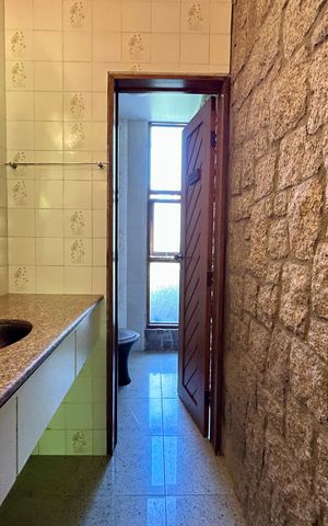 Casa de condomínio para alugar com 555m², 5 quartos e 5 vagas Casa de condomínio para alugar com 555m², 5 quartos e 5 vagasLavabo 1