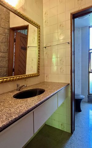 Casa de condomínio para alugar com 555m², 5 quartos e 5 vagas Casa de condomínio para alugar com 555m², 5 quartos e 5 vagasLavabo 1