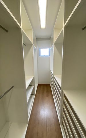 Apartamento à venda com 245m², 4 quartos e 4 vagas Apartamento à venda com 245m², 4 quartos e 4 vagasCloset da suíte 2