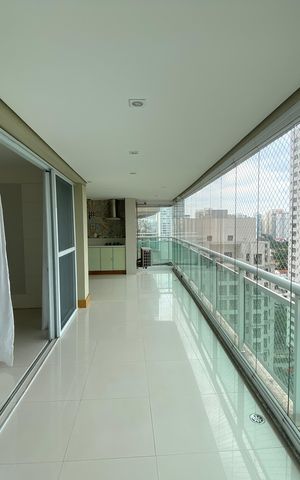 Apartamento à venda com 245m², 4 quartos e 4 vagas Apartamento à venda com 245m², 4 quartos e 4 vagasVaranda gourmet