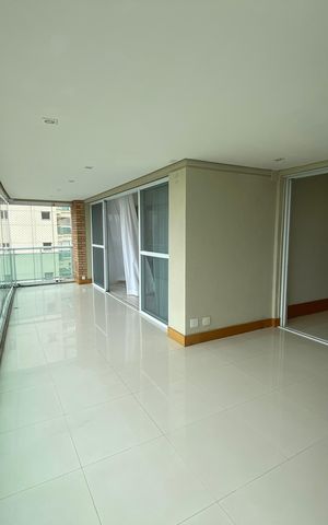 Apartamento à venda com 245m², 4 quartos e 4 vagas Apartamento à venda com 245m², 4 quartos e 4 vagasVaranda gourmet