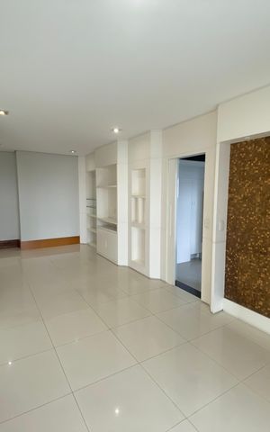 Apartamento à venda com 245m², 4 quartos e 4 vagas Apartamento à venda com 245m², 4 quartos e 4 vagasSala 2