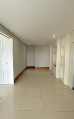 Apartamento à venda com 245m², 4 quartos e 4 vagas Apartamento à venda com 245m², 4 quartos e 4 vagasSala 2