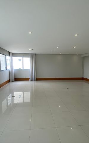 Apartamento à venda com 245m², 4 quartos e 4 vagas Apartamento à venda com 245m², 4 quartos e 4 vagasSala