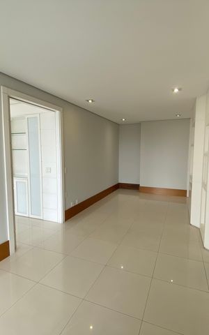 Apartamento à venda com 245m², 4 quartos e 4 vagas Apartamento à venda com 245m², 4 quartos e 4 vagasSala 2