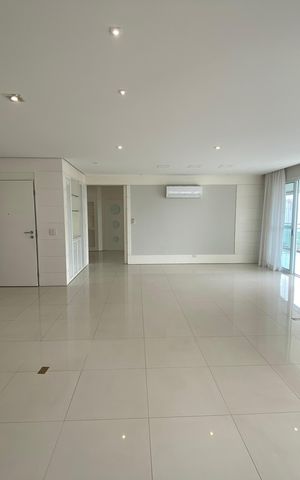 Apartamento à venda com 245m², 4 quartos e 4 vagas Apartamento à venda com 245m², 4 quartos e 4 vagasSala