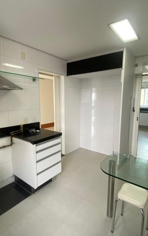 Apartamento à venda com 245m², 4 quartos e 4 vagas Apartamento à venda com 245m², 4 quartos e 4 vagasCozinha