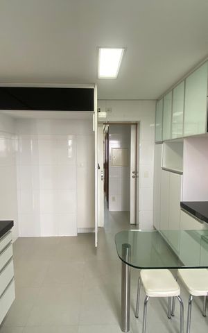 Apartamento à venda com 245m², 4 quartos e 4 vagas Apartamento à venda com 245m², 4 quartos e 4 vagasCozinha