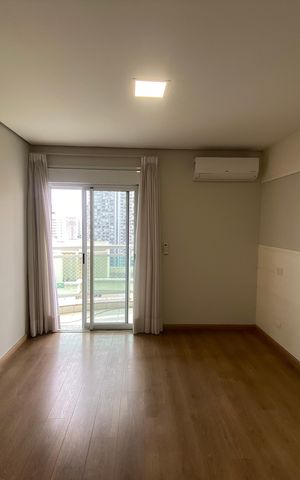 Apartamento à venda com 245m², 4 quartos e 4 vagas Apartamento à venda com 245m², 4 quartos e 4 vagasSuíte 2