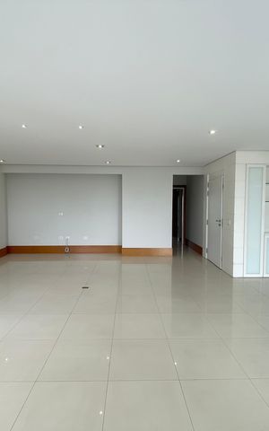 Apartamento à venda com 245m², 4 quartos e 4 vagas Apartamento à venda com 245m², 4 quartos e 4 vagasSala