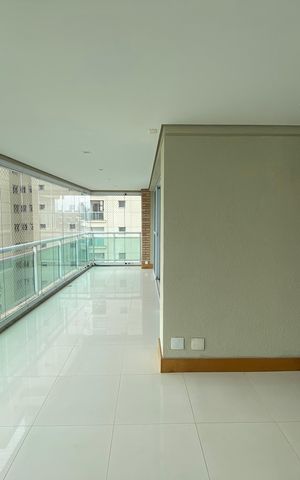 Apartamento à venda com 245m², 4 quartos e 4 vagas Apartamento à venda com 245m², 4 quartos e 4 vagasVaranda gourmet