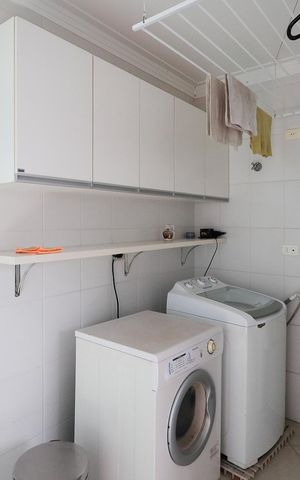 Casa à venda com 240m², 4 quartos e 4 vagas Casa à venda com 240m², 4 quartos e 4 vagasÁrea de Serviço