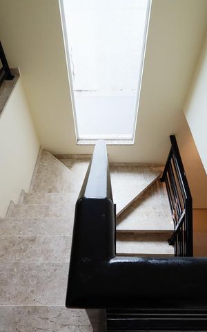 Casa à venda com 240m², 4 quartos e 4 vagas Casa à venda com 240m², 4 quartos e 4 vagasEscada