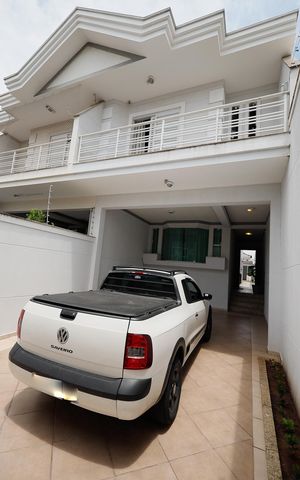 Casa à venda com 240m², 4 quartos e 4 vagas Casa à venda com 240m², 4 quartos e 4 vagasGaragem