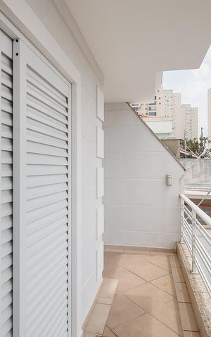 Casa à venda com 240m², 4 quartos e 4 vagas Casa à venda com 240m², 4 quartos e 4 vagasVaranda