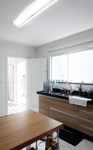 Casa à venda com 240m², 4 quartos e 4 vagas Casa à venda com 240m², 4 quartos e 4 vagasCozinha - Armários