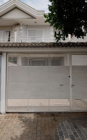 Casa à venda com 240m², 4 quartos e 4 vagas Casa à venda com 240m², 4 quartos e 4 vagasFachada / Placa