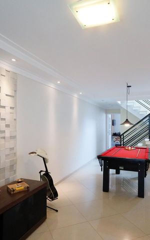 Casa à venda com 240m², 4 quartos e 4 vagas Casa à venda com 240m², 4 quartos e 4 vagasSala