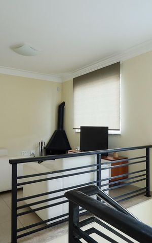 Casa à venda com 240m², 4 quartos e 4 vagas Casa à venda com 240m², 4 quartos e 4 vagasHall