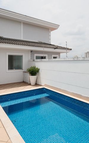 Casa à venda com 240m², 4 quartos e 4 vagas Casa à venda com 240m², 4 quartos e 4 vagasPiscina