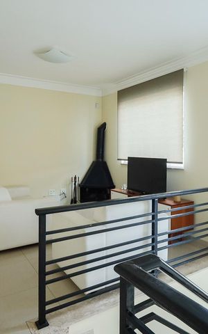 Casa à venda com 240m², 4 quartos e 4 vagas Casa à venda com 240m², 4 quartos e 4 vagasHall
