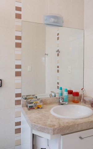 Casa à venda com 240m², 4 quartos e 4 vagas Casa à venda com 240m², 4 quartos e 4 vagasBanheiro 3
