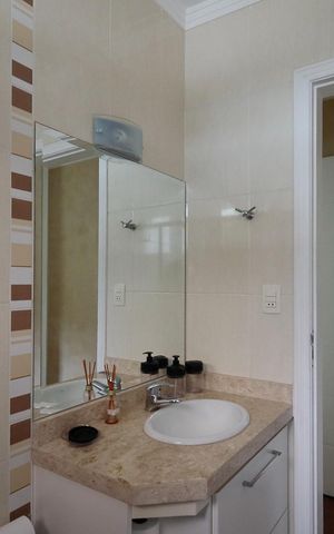 Casa à venda com 240m², 4 quartos e 4 vagas Casa à venda com 240m², 4 quartos e 4 vagasBanheiro da Suíte 2
