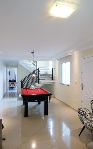 Casa à venda com 240m², 4 quartos e 4 vagas Casa à venda com 240m², 4 quartos e 4 vagasSala