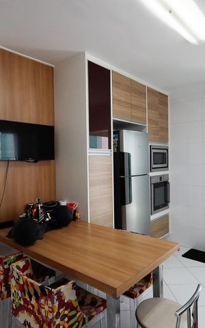 Casa à venda com 240m², 4 quartos e 4 vagas Casa à venda com 240m², 4 quartos e 4 vagasCozinha - Armários
