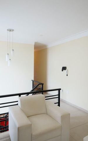 Casa à venda com 240m², 4 quartos e 4 vagas Casa à venda com 240m², 4 quartos e 4 vagasHall
