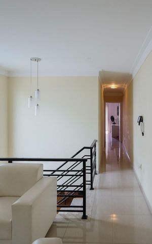 Casa à venda com 240m², 4 quartos e 4 vagas Casa à venda com 240m², 4 quartos e 4 vagasHall
