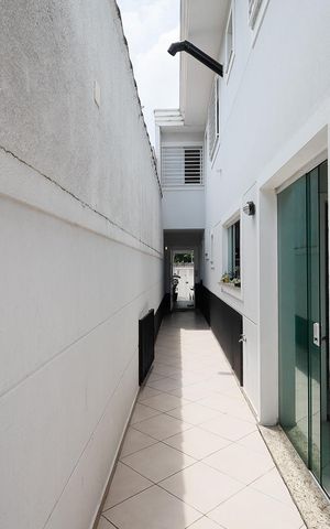 Casa à venda com 240m², 4 quartos e 4 vagas Casa à venda com 240m², 4 quartos e 4 vagasCorredor
