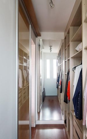 Casa à venda com 240m², 4 quartos e 4 vagas Casa à venda com 240m², 4 quartos e 4 vagasCloset