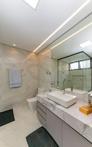 Casa à venda com 680m², 6 quartos e 8 vagasBanheiro da Suíte 1