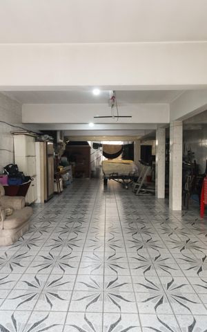 Casa à venda com 120m², 3 quartos e 7 vagas Casa à venda com 120m², 3 quartos e 7 vagasGaragem