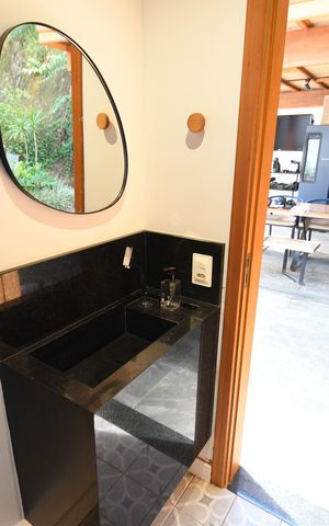 Casa de condomínio à venda com 300m², 3 quartos e 2 vagasBanheiro de serviço