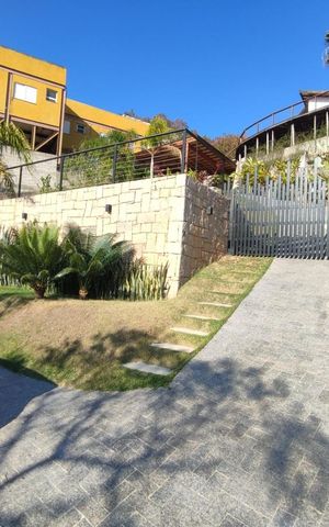 Casa de condomínio à venda com 300m², 3 quartos e 2 vagasFachada