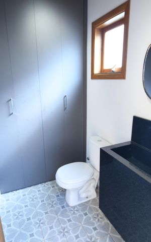Casa de condomínio à venda com 300m², 3 quartos e 2 vagasBanheiro de serviço