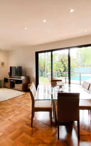 Casa de condomínio à venda com 450m², 3 quartos e 4 vagas Casa de condomínio à venda com 450m², 3 quartos e 4 vagasSala