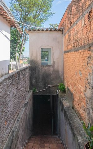Casa à venda com 140m², 2 quartos e 2 vagas Casa à venda com 140m², 2 quartos e 2 vagasEscada