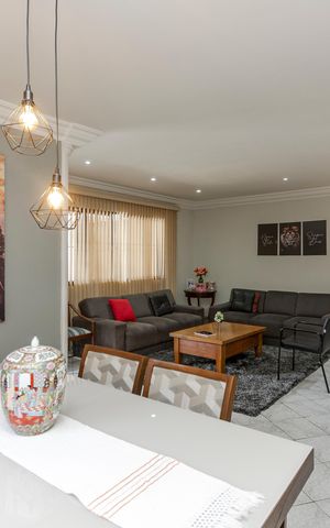 Casa para alugar com 180m², 3 quartos e 5 vagas Casa para alugar com 180m², 3 quartos e 5 vagasSala
