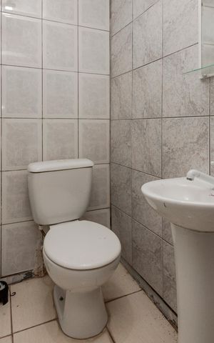 Casa para alugar com 180m², 3 quartos e 5 vagas Casa para alugar com 180m², 3 quartos e 5 vagasBanheiro de Serviço