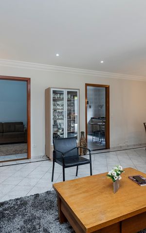Casa para alugar com 180m², 3 quartos e 5 vagas Casa para alugar com 180m², 3 quartos e 5 vagasSala