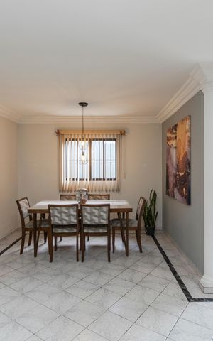 Casa para alugar com 180m², 3 quartos e 5 vagas Casa para alugar com 180m², 3 quartos e 5 vagasSala