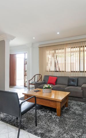 Casa para alugar com 180m², 3 quartos e 5 vagas Casa para alugar com 180m², 3 quartos e 5 vagasSala