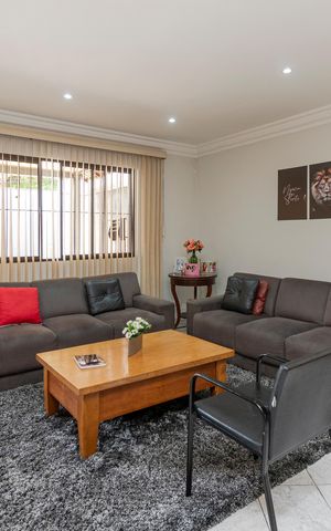 Casa para alugar com 180m², 3 quartos e 5 vagas Casa para alugar com 180m², 3 quartos e 5 vagasSala