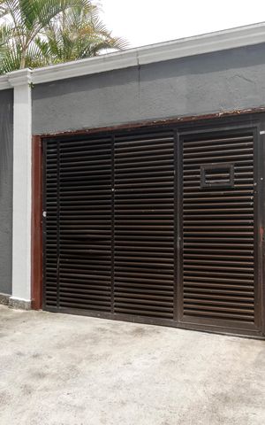 Casa para alugar com 180m², 3 quartos e 5 vagas Casa para alugar com 180m², 3 quartos e 5 vagasFachada